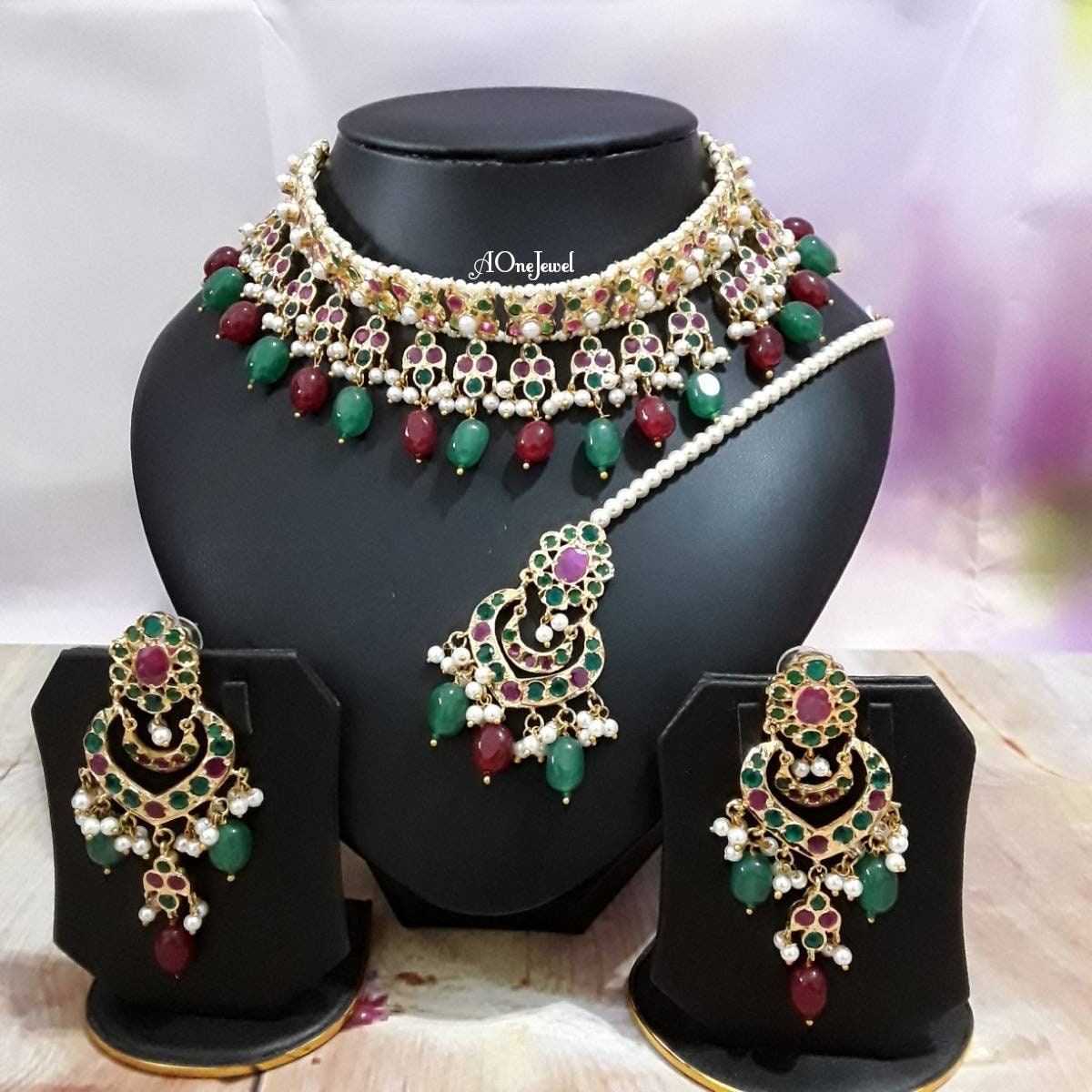 Desi offers jewelry set